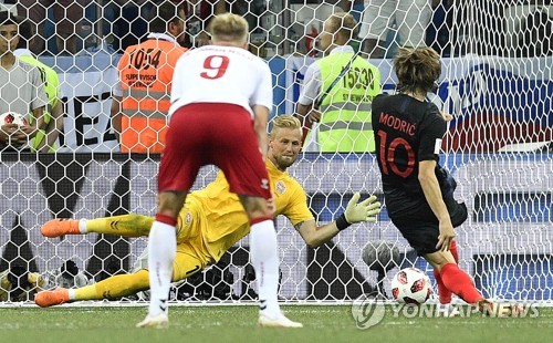 모드리치 페널티킥 막아내는 슈마이켈 [AP=연합뉴스]