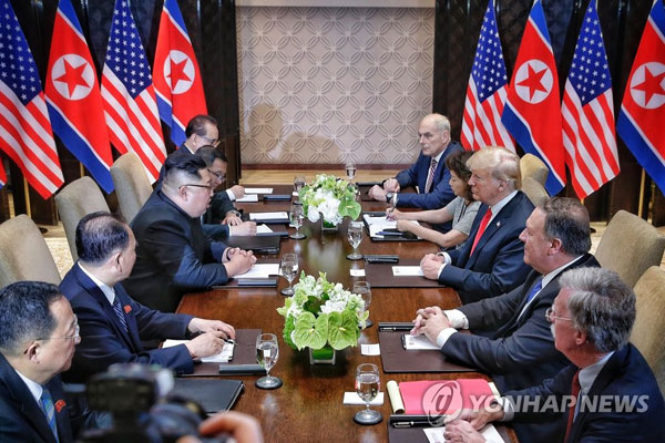 (싱가포르=연합뉴스) 미국 도널드 트럼프 대통령과 북한 김정은 국무위원장이 12일 싱가포르 센토사 섬 카펠라호텔에서 확대정상회담을 하고 있다. 왼쪽부터 시계방향으로 북한 리용호 외무상, 김영철 노동당 대남담당 부위원장 겸 통일전선부장, 김정은 국무위원장, 김주성 통역관, 리수용 노동당 중앙위 부위원장 겸 국제부장, 미국 존 켈리 백악관 비서실장, 이연향 통역국장, 도널드 트럼프 대통령, 마이크 폼페이오 국무부 장관, 존 볼턴 백악관 국가안보보좌관. 2018.6.12 [싱가포르 통신정보부 제공=연합뉴스]