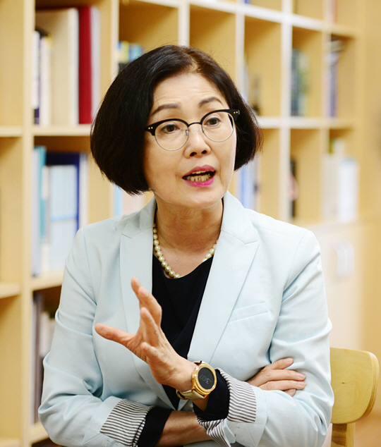 이인실 서강대 교수는 “미·북 정상회담 개최 등으로 남북 경제협력에 대한 기대감이 높아지고 있지만 좀 더 신중하게 접근할 필요가 있다”며 “원활한 남북 경협을 위해선 인프라뿐 아니라 인적 자원에 대한 투자도 고려해야 한다”고 말했다.  김선규 기자 ufokim@