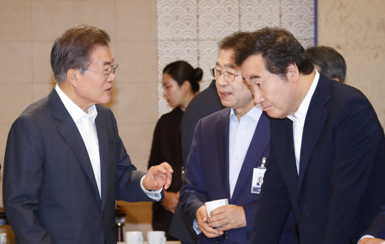 문재인 대통령이 3일 오전 청와대에서 열린 국무회의에 앞서 차를 마시며 이낙연(오른쪽) 총리, 박원순 서울시장과 이야기를 나누고 있다. 연합뉴스