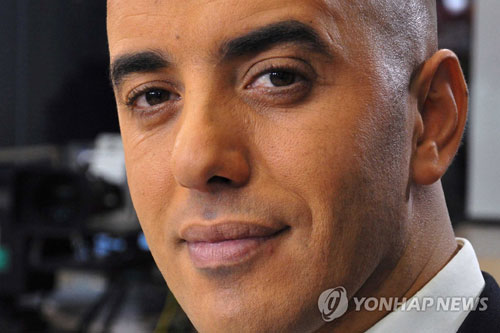 지난 1일 프랑스 파리 근교 교도소를 탈옥한 무장강도 및 경찰관 살해 기결수 레두안 파이드. 사진은 그가 첫 복역을 마친 뒤 자서전을 써 프랑스 방송에 출연했을 당시의 모습. [AP=연합뉴스]