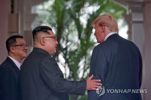 6월 12일 싱가포르에서 만나 인사 나누는 북미정상[EPA=연합뉴스 자료사진]