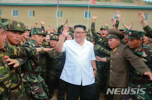 【서울=뉴시스】김정은 조선노동당 위원장이 조선인민군 제1524군부대를 시찰했다며 30일 노동신문이 보도했다.  이날 군부대 시찰은 황병서, 한광상, 조용원 김창선 등이 동행했다. 2018.07.01. (출처=노동신문)