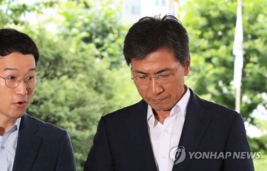(서울=연합뉴스)  수행비서를 위력으로 성폭행한 혐의 등을 받는 안희정 전 충남지사가 2일 오전 서울 마포구 서부지방법원에서 열린 첫 공판에 출석하고 있다. 2018.7.2