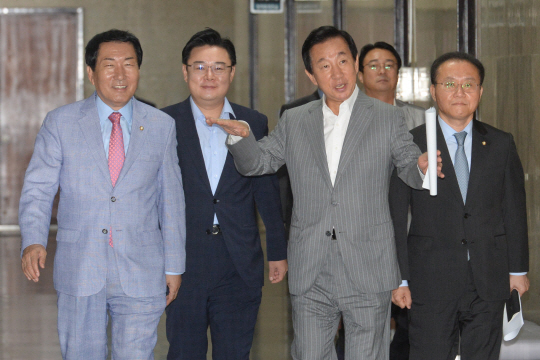 김성태(오른쪽 두 번째) 자유한국당 대표 권한대행 겸 원내대표가 4일 오전 국회에서 열린 원내대책회의에 참석하기 위해 입장하고 있다. 왼쪽부터 안상수 혁신 비상대책위원회 준비위원장, 김성원 원내대변인, 김 권한대행, 윤재옥 원내수석부대표.