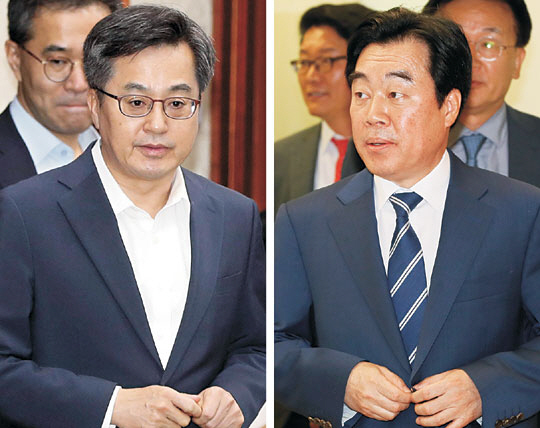 김동연 부총리 겸 기획재정부 장관이 지난 6월 28일 서울 종로구 정부서울청사에서 열린 경제관계장관회의에 참석하고 있는 모습(왼쪽 사진)과 강병구 재정개혁특별위원장이 3일 서울 종로구 이마빌딩에서 열린 대통령 직속 재정개혁특별위원회에 입장하고 있는 모습(오른쪽). 두 사람은 최근 종합부동산세, 금융소득종합과세 등 과세 강화안을 놓고 이견을 보이고 있다.  연합뉴스