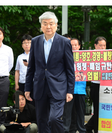 조양호 한진그룹 회장이 5일 오전 구속영장심사를 받기 위해 양천구 서울남부지법으로 들어가고 있다.