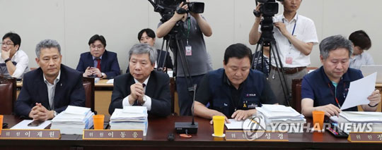 (세종=연합뉴스) 5일 오후 정부세종청사 최저임금위원회에서 열린 전원회의에서 참석자들이 굳은 표정으로 참석해 있다. 왼쪽부터 사용자 측 이재원, 이동응, 근로자 측 이성경, 정문주 위원.