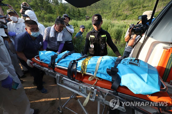 지난 6월 24일 전남 강진군 도암면 한 야산에서 실종된 여고생 시신을 수습해 운구하고 있는 경찰. [연합뉴스 자료사진]