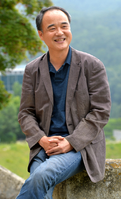 한국노동경제학회장인 김대일 서울대 경제학부 교수가 지난 6월 27일 운동장이 내려다보이는 서울대 교정의 바위에 걸터앉아 경제 현안에 대해 설명하고 있다.  김낙중 기자 sanjoong@