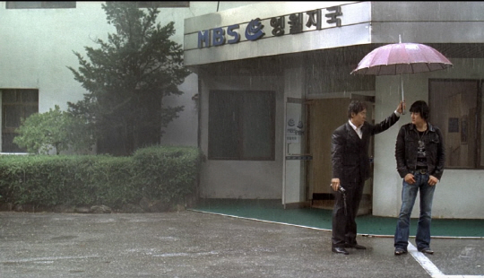 최곤(박중훈)의 곁을 떠난 박민수(안성기)가 다시 돌아와 최곤에게 우산을 씌워주는 엔딩 장면. 안성기가 제안한 것으로, ‘라디오 스타’의 명장면으로 꼽힌다.