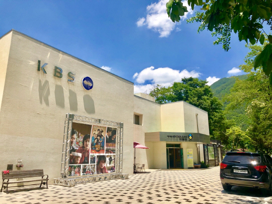 영화 ‘라디오 스타’의 주된 촬영지로, 지금은 라디오 스타 박물관으로 바뀐 KBS 영월방송국. 2004년 지역방송국 기능조정 통폐합 정책에 따라 폐지된 KBS 영월방송국을 영월군에서 매입해 2015년 ‘라디오 스타 박물관’으로 재탄생시켰다.