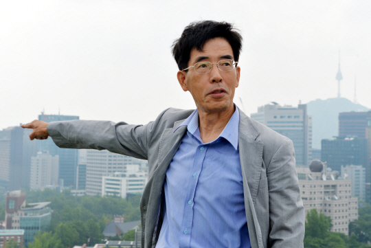 은퇴를 목전에 두고 세계 일주를 이제 막 시작한 최진호 씨는 ‘한 달 100만 원으로 생활하는 여행’에 도전하고 있다. 그는 한국에서 쓰는 생활비보다 더 적은 돈으로 즐겁게 여행을 다니며 살 수 있음을 은퇴하거나 은퇴를 앞둔 이들에게 보여주고 싶다고 했다.  김낙중 기자 sanjoong@