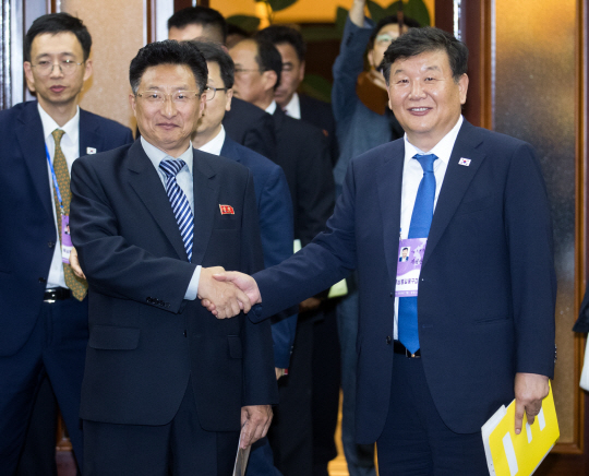 노태강(오른쪽) 문화체육관광부 차관이 5일 평양 고려호텔에서 체육실무회담을 하기 위해 찾아온 원길우 북한 체육성 부상과 악수하고 있다.  사진공동취재단