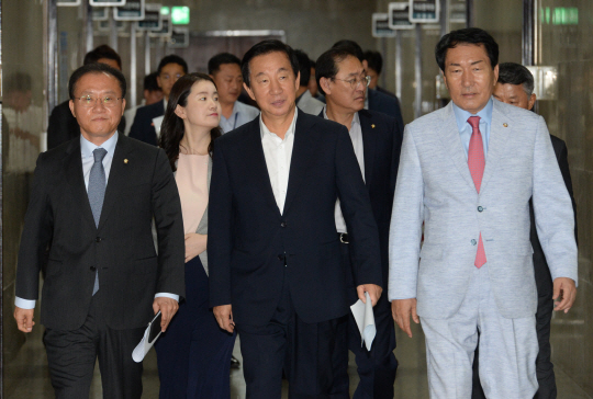 김성태(가운데) 자유한국당 대표 권한대행 겸 원내대표가 6일 오전 국회에서 원내대책회의를 주재하기 위해 회의장으로 입장하고 있다. 왼쪽부터 윤재옥 원내수석부대표, 김 권한대행, 안상수 혁신비상대책위원회 준비위원장.
