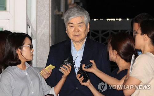 (서울=연합뉴스) 수백억 원대 상속세 탈루 등 비리 의혹을 받는 조양호 한진그룹 회장이 6일 오전 구속영장이 기각되자, 서울 구로구 남부구치소 밖으로 나서고 있다.