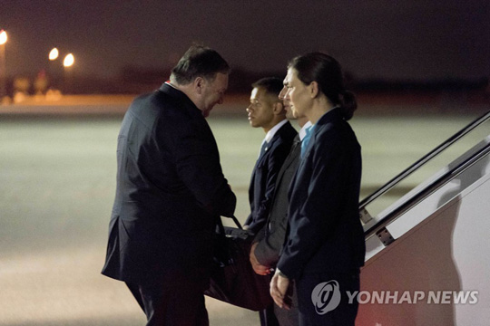 (워싱턴 AP=연합뉴스) 마이크 폼페이오 미국 국무장관(왼쪽)이 북미정상회담 후속 협상차 북한 평양으로 가기 위해 5일(현지시간) 워싱턴DC 인근 앤드루스 공군기지에 도착, 묵직한 가방을 들고 비행기 트랩을 오르고 있다.
