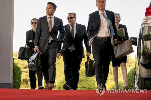 6일 북한 평양을 방문한 마이크 폼페이오 미국 국무부 장관(가운데) 등 협상팀의 모습. [AP=연합뉴스]