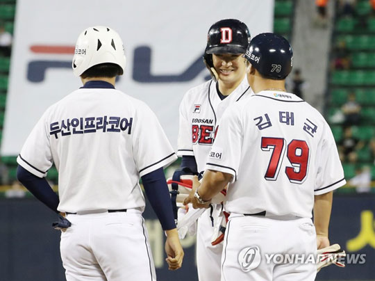 (서울=연합뉴스) 6일 오후 서울 잠실야구장에서 열린 프로야구 삼성 라이온즈와 두산 베어스와의 경기두산 4회말 1사 만루에서 김재환이 역전 2타점 1루타를 친 뒤 김태균 주루코치의 축하를 받고 있다.2018.7.6