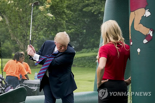 지난 5월 백악관에서 열린 골프행사에서 샷 시범을 보이는 도널드 트럼프 미국 대통령 [AP=연합뉴스 자료사진]