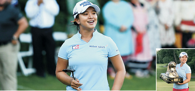 김세영이 9일 오전(한국시간) 미국 위스콘신주 오나이다의 손베리 크리크에서 열린 LPGA투어 손베리 크리크 클래식에서 대기록을 작성하며 우승을 확정한 뒤 환한 미소를 짓고 있다. 작은 사진은 김세영이 시상식에서 우승 트로피를 들고 활짝 웃고 있는 모습.  AFP 연합뉴스·LPGA 투어 SNS 캡처