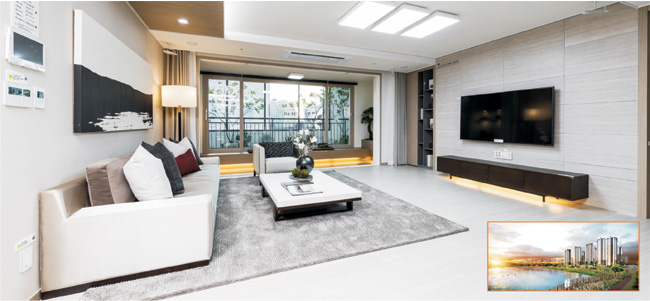 스마트건설 분야에서 다른 건설사보다 한발 앞서가는 대우건설은 경기  평택 비전레이크푸르지오 아파트에  얼굴 인식 출입 관리 시스템 등 다양한 사물인터넷(IoT) 시스템을 적용할 예정이다. 비전레이크푸르지오 거실 모습과 조감도(작은 사진). 대우건설 제공