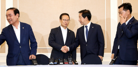 여야 원내대표들이 9일 오전 국회에서 20대 국회 후반기 원 구성을 위한 협상에 나서기 전 악수로 인사를 나누고 있다. 왼쪽부터 장병완(평화와 정의 의원모임)·홍영표(더불어민주당)·김성태(자유한국당)·김관영(바른미래당) 원내대표. 뉴시스
