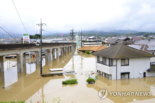 (오카야마 교도=연합뉴스) 일본 오카야마(岡山)현 구라시키(倉敷)시 마비초(眞備町) 마을이 7일 물에 잠겨있다. 일본 서남부 지역에는 48시간 최고 650㎜에 이르는 폭우가 쏟아졌다. 2018.7.7