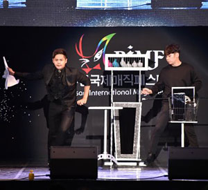 작년 부산국제매직페스티벌 개막식 퍼포먼스.  각 조직위 제공