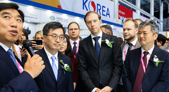 8일(현지시간) 러시아 우랄산맥 중부 도시 예카테린부르크에서 열린 산업 박람회 ‘이노프롬(INNOPROM) 2018’ 개막식에서 김동연(왼쪽 두 번째) 부총리 겸 기획재정부 장관과 데니스 만투로프(〃세 번째) 러시아 산업통상부 장관이 박람회 관계자의 설명을 듣고 있다.  TASS연합뉴스