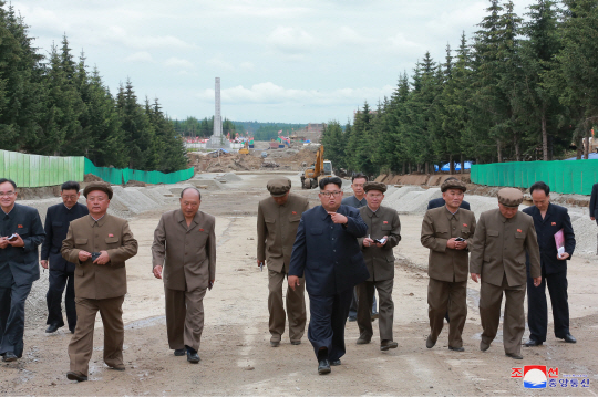 김정은 북한 국무위원장이 양강도 삼지연군 건설현장과 산업현장을 시찰하고 백두산 지역 생태환경 보존을 강조했다고 조선중앙통신이 10일 보도했다.  연합뉴스