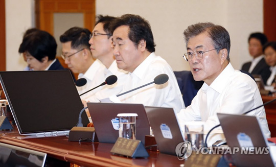 (서울=연합뉴스) 문재인 대통령이 3일 오전 청와대에서 열린 국무회의를 주재하고 있다. 2018.7.3