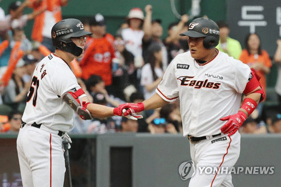 한화 이글스 김태균(오른쪽)과 이성열. [연합뉴스 자료사진]