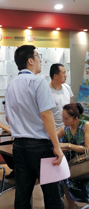 미국과 중국이 상대방에 대해 고율 관세 및 보복 관세 부과 조치에 나선 지난 6일 중국 베이징 시내 중심가에 위치한 한 증권사 영업장에서 한 직원이 자료를 들고 투자 상담을 준비하고 있다.