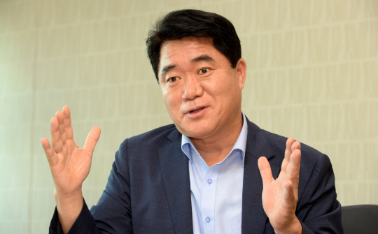 박준희 서울 관악구청장이 지난 4일 구청 집무실에서 서울대 캠퍼스 타운 조성 계획 등 민선 7기 구정 운영 계획을 말하고 있다.