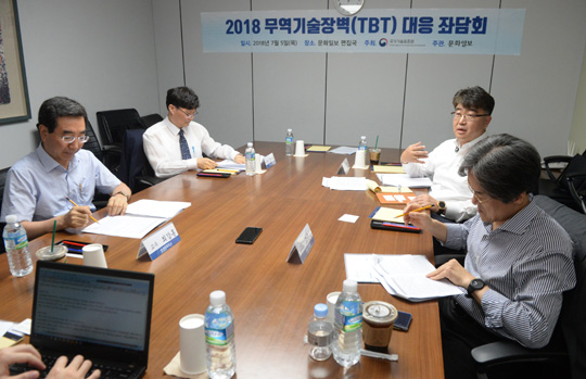 과거 선진국의 전유물로만 여겨졌던 무역기술장벽(TBT)이 개발도상국들의 보호무역 조치의 주요 수단으로 확산되고 있다. 지난 9일 문화일보사에서 국가기술표준원 주최로 열린 ‘TBT 대응 좌담회’에서 전문가들은 TBT에 효과적으로 대응하기 위해 해외 각국 기술규제에 대한 정보 수집·분석 능력을 높이는 한편 전문인력 양성에 민·관·학계가 힘을 모아야 한다는 데 의견을 모았다.