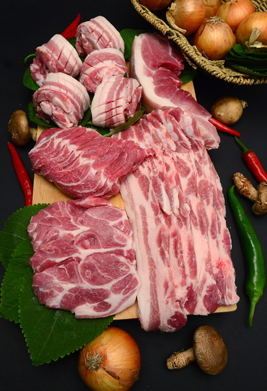 피서철이면 특히 소비가 급증하는 구이용 돼지고기. 왼쪽 위부터 시계방향으로 칼집 삼겹살, 앞다리살, 삼겹살, 목심살, 슬라이스 목심살.   신창섭 기자 bluesky@