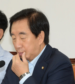 김성태 자유한국당 대표 권한대행 겸 원내대표가 11일 오전 국회에서 원내대책회의를 주재하다 입술을 만지고 있다.