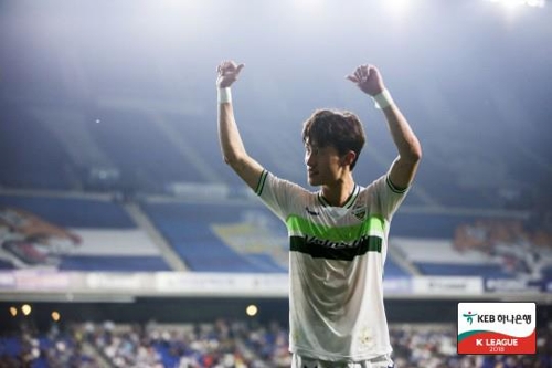 전북의 이재성이 울산전에서 선제골을 넣고 관중에게 인사하고 있다.[한국프로축구연맹 제공=연합뉴스]