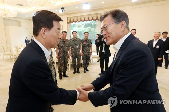 (서울=연합뉴스) 문재인 대통령이 18일 오후 청와대에서 전·현직 국방부 장관, 합참의장, 3군 총장 등 주요 군 지휘부를 초청해 함께한 오찬에서 한민구 전 국방장관(왼쪽)과 인사하고 있다.2017.7.18 [청와대 제공=연합뉴스]