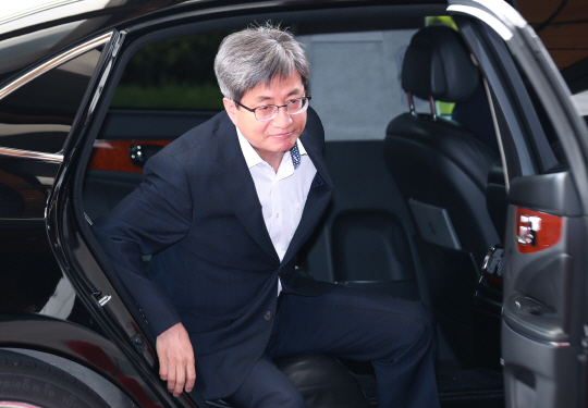 김명수 대법원장이 지난 6일 서울 서초구 서초동 대법원으로 출근하고 있다.  연합뉴스