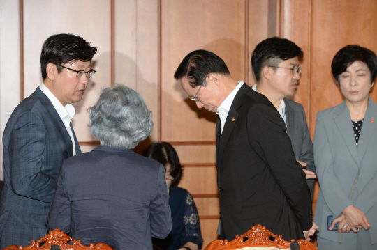 송영무(가운데) 국방부 장관이 12일 오전 정부서울청사에서 열린 국정현안조정회의에 참석, 다른 국무위원 및 청와대 관계자들과 대화를 나누고 있다.