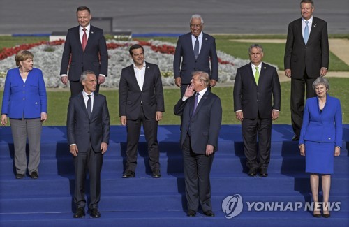 나토 정상회의서 기념 촬영을 하는 정상들 [EPA=연합뉴스]