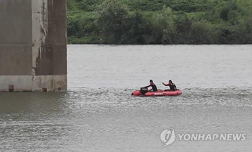스튜디오 실장 수색작업하는 소방대원[연합뉴스 자료사진]