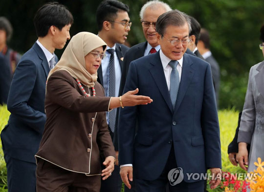 (싱가포르=연합뉴스) 싱가포르를 국빈 방문 중인 문재인 대통령이 12일 오전 대통령궁인 이스타나 대정원에서 열린 공식환영식에서 할리마 야콥 싱가포르 대통령의 안내를 받고 있다. 2018.7.12