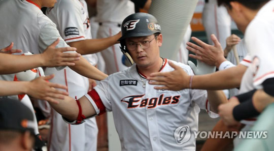 (대전=연합뉴스) 12일 오후 대전 한화생명 이글스파크에서 열린 프로야구 한화와 넥센의 경기. 2회말 한화 이성열이 솔로 홈런을 치고서 더그아웃에서 하이파이브하고 있다. 2018.7.12