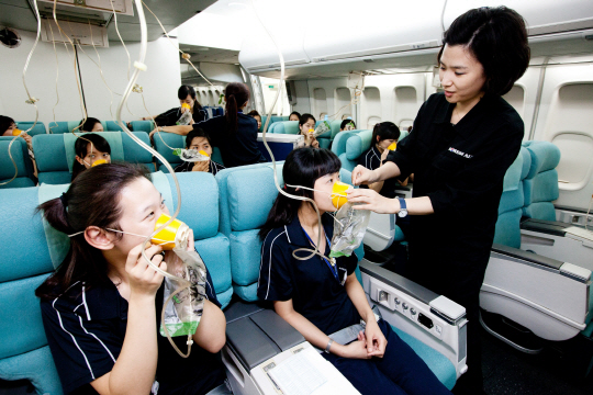서울 강서구 대한항공 객실 훈련원에서 신입 사원들이 산소마스크 착용 교육을 받고 있다.  대한항공 제공