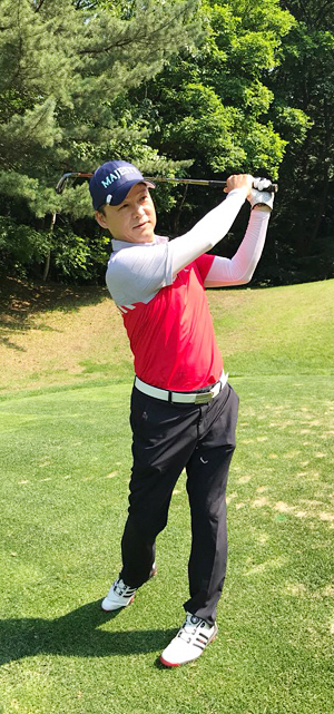 김석근 ㈜마루망코리아 대표가 지난 4일 경기 성남의 남서울골프장 17번 홀에서 아이언으로 티샷을 하고 있다.