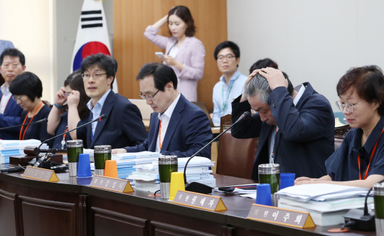 13일 오전 정부세종청사 최저임금위원회에서 열린 제14차 전원회의에서 류장수(오른쪽 세 번째) 위원장을 비롯한 공익위원들이 참석해 사용자위원을 기다리고 있다. 내년도 최저임금 결정은 올해도 캐스팅보트를 쥔 공익위원의 향배에 따라 노사의 희비가 갈릴 전망이다.