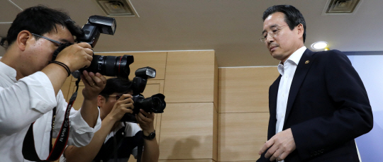 김용범 증권선물위원장이 12일 오후 서울 세종로 정부서울청사 브리핑룸에서 삼성바이오로직스와 관련한 긴급 기자회견을 마친 후 브리핑룸을 나서고 있다. 뉴시스